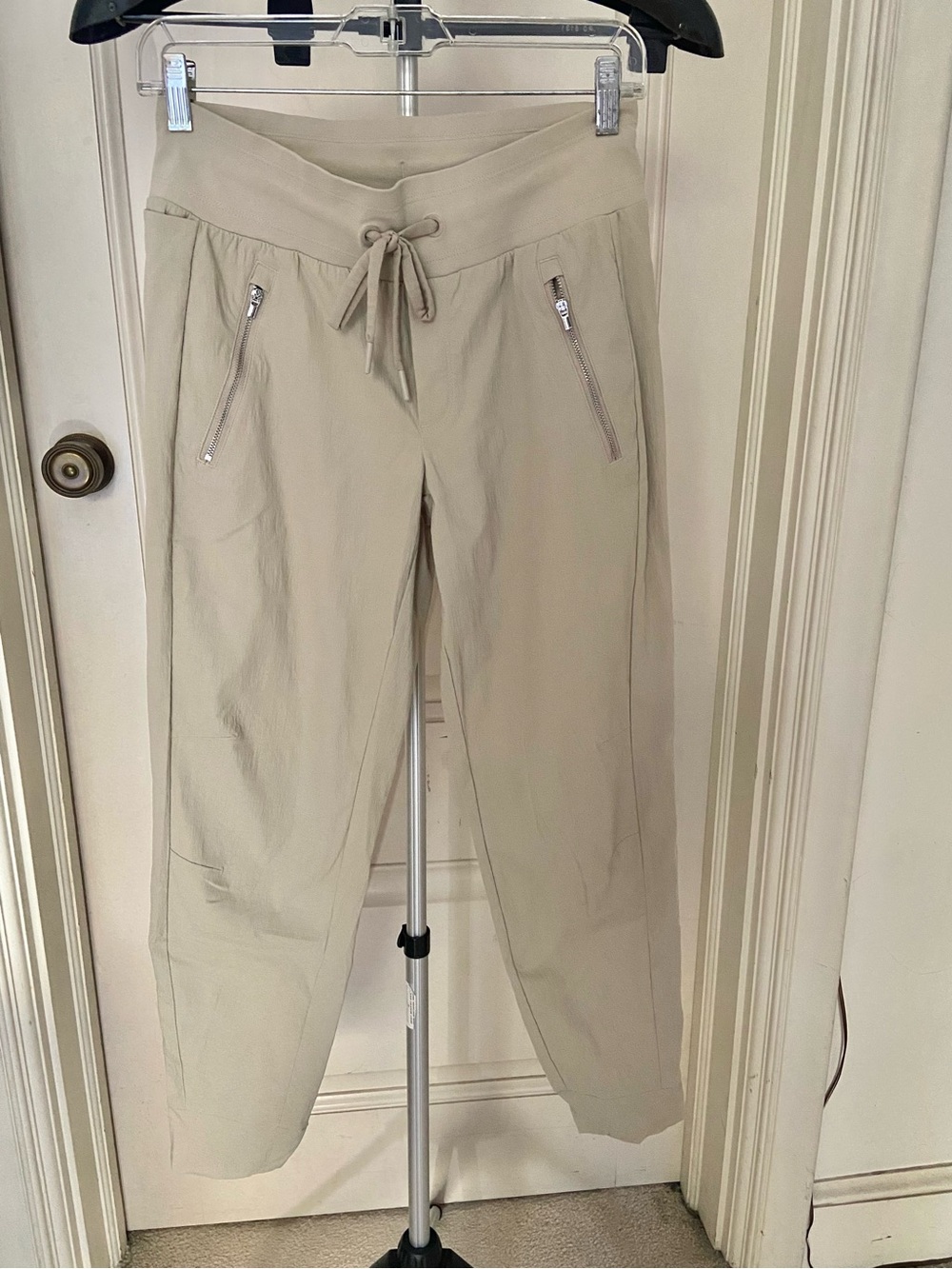 ATHLETA Trekkie North Jogger Pants in Light Beige size 2 Perfect Condition